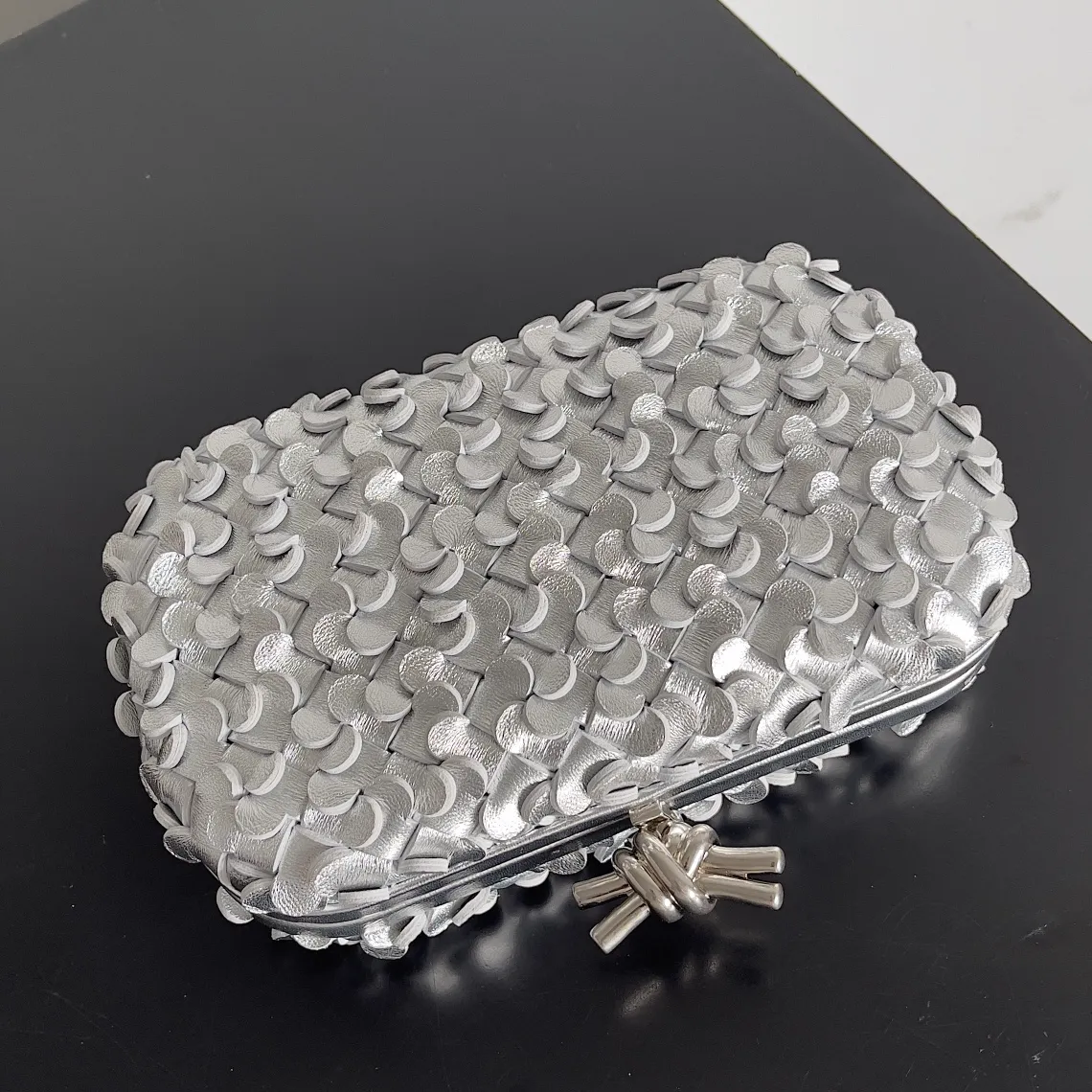 Batch 2060 Bottega Veneta 24 spring fashionable petal woven evening bag. No logo, no matter how shiny, this evening bag has gorgeous colors and eye-catching colors, and the forging of petal craftsmanship reveals the prosperity of spring. Original leather ➕ stainless steel hardware ➕ 24k real gold plating ➕ all handmade. Anyone who knows the history of our brand should have heard that the knot is a story of Bottega Veneta, and it is also one of the more important perfectly designed styles. Style number: 717622 Size: 20.5*6*12.5